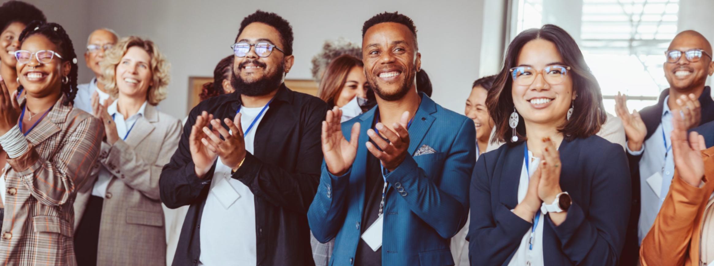 Professionelle Multimedia-Arbeitsumgebung mit technischer Ausstattung