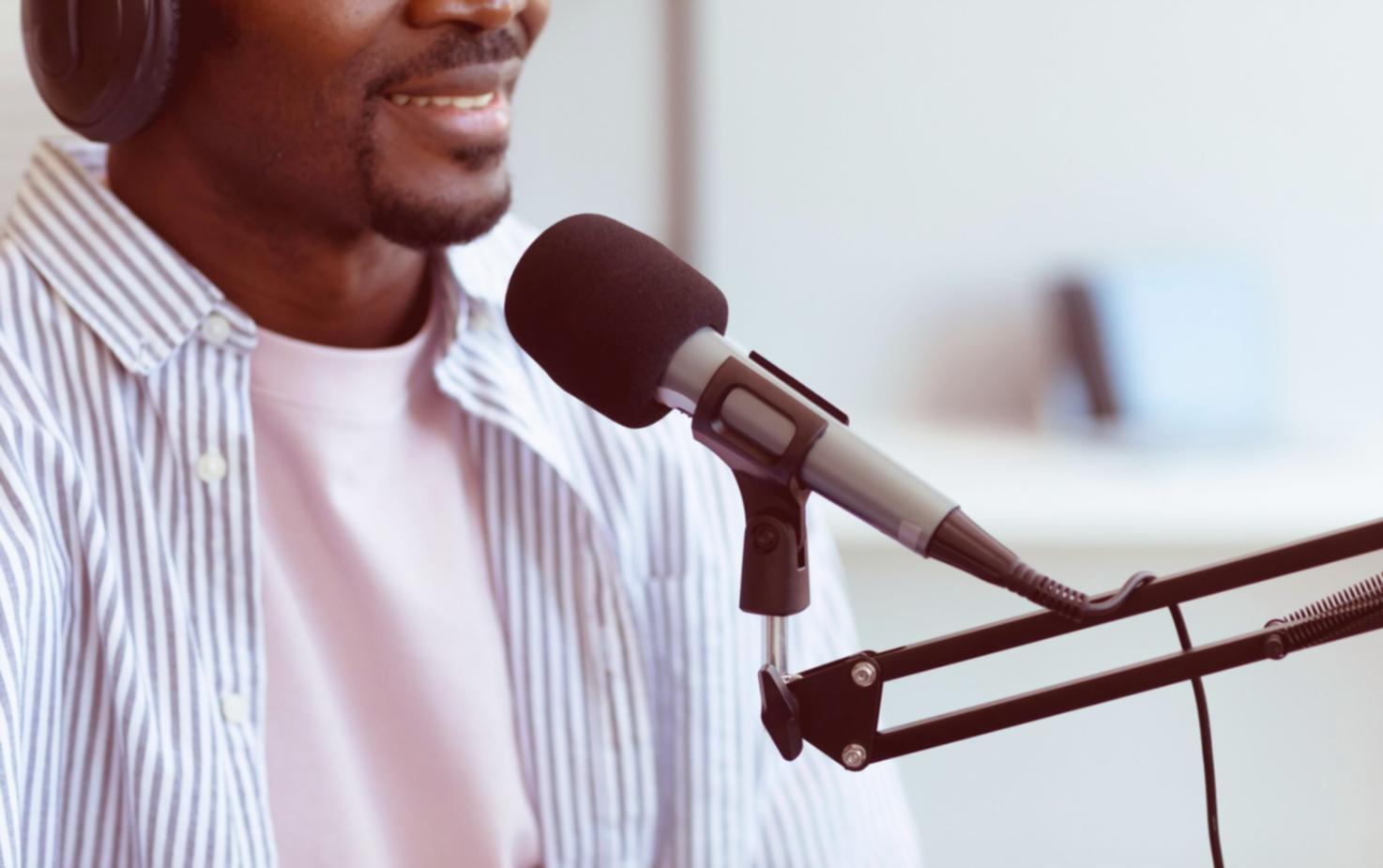 Multimediale Arbeitsumgebung mit technischer Ausrüstung